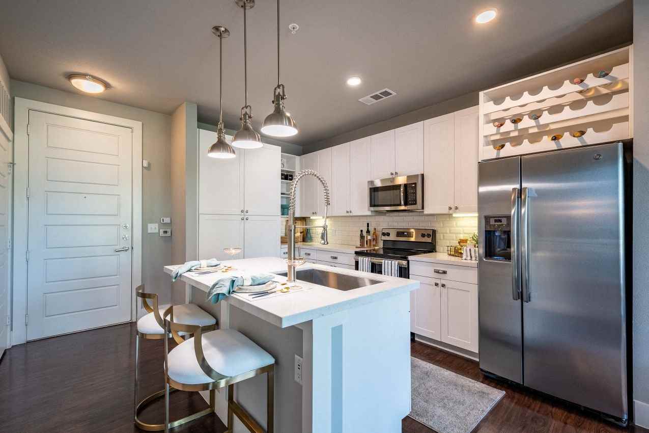 Luxia Swiss Ave - Photo 3 of 38