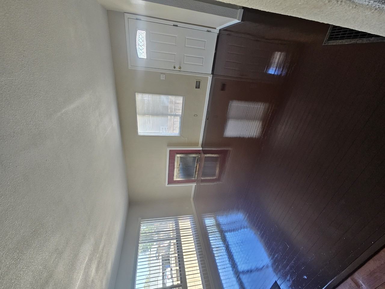 139 Marks Blvd - Photo 2 of 6