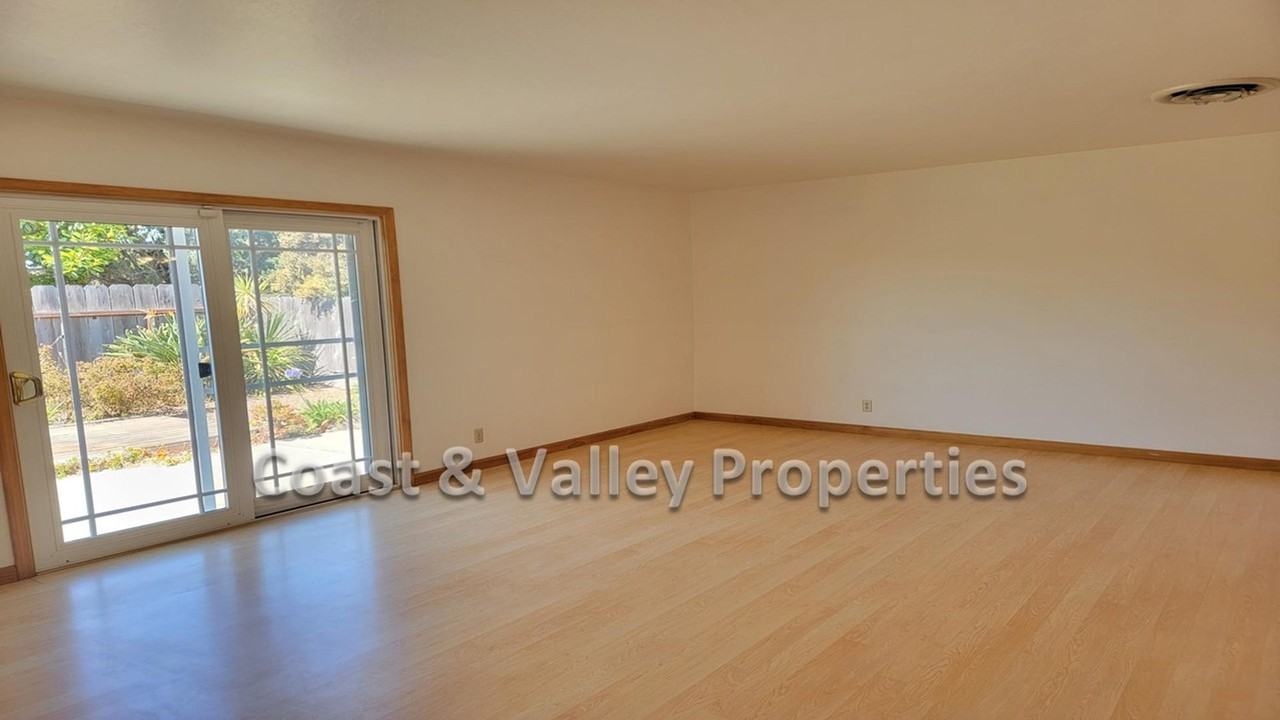 463 Comanche Way - Photo 2 of 9