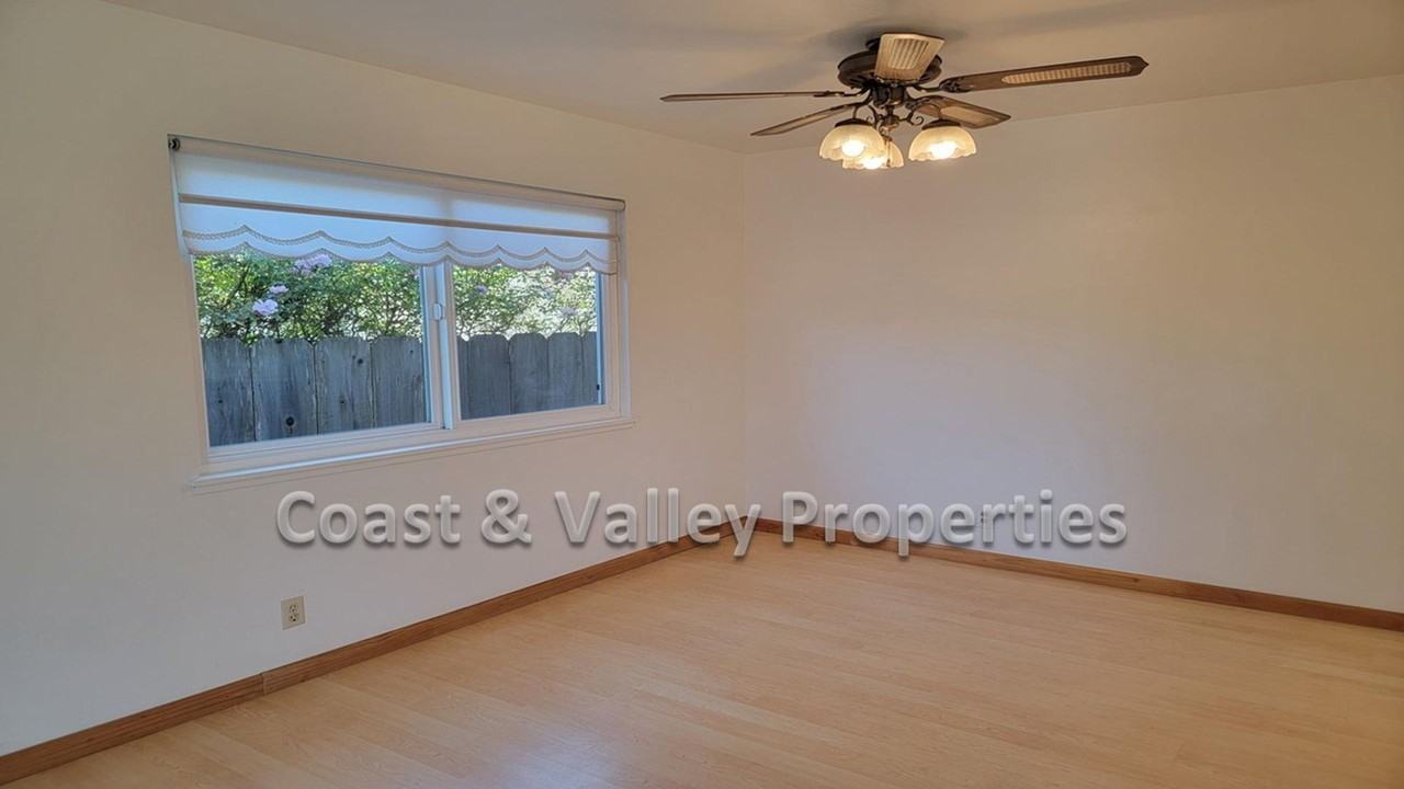 463 Comanche Way - Photo 3 of 9