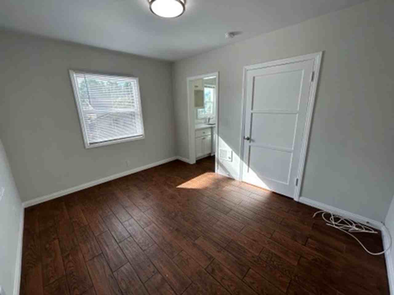 2813 W Victory Blvd - Photo 2 of 12