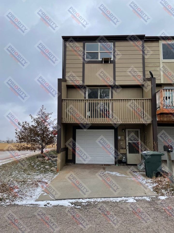 700 S Gurley Ave - Photo 2 of 12