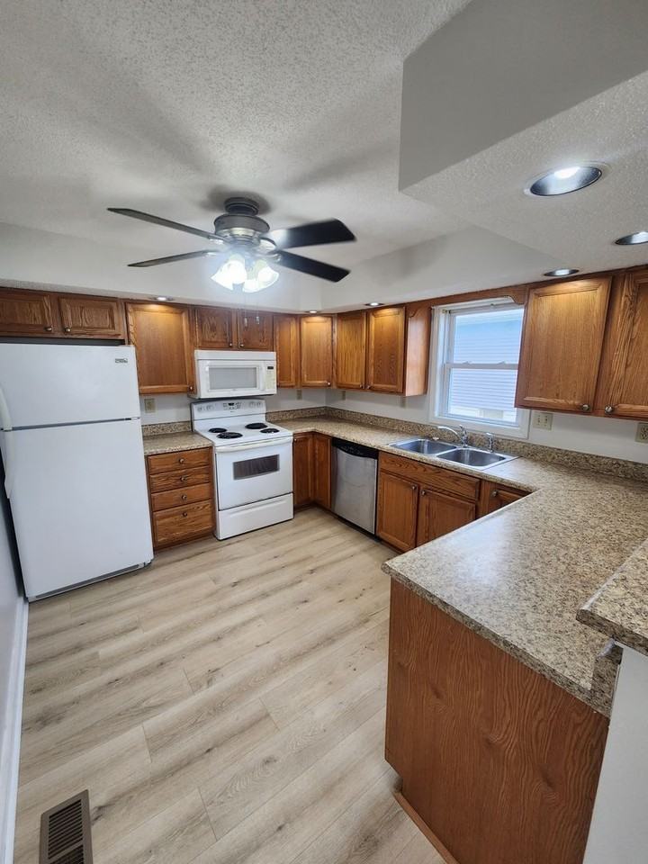 1514 12th St - Photo 2 of 17
