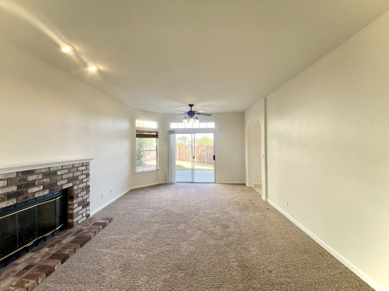 37520 Chauntry Cmn - Photo 2 of 21