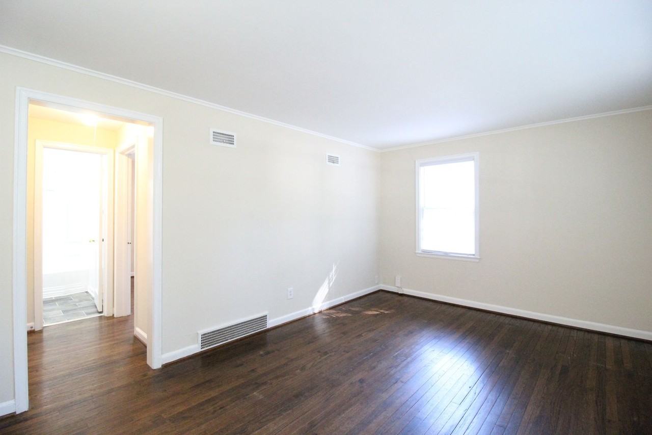 4420 S Parkway Dr - Photo 2 of 8