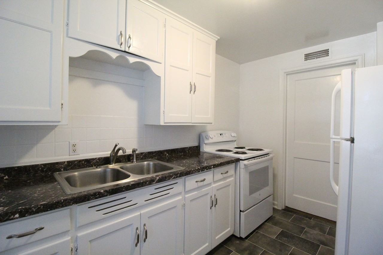 4420 S Parkway Dr - Photo 5 of 8