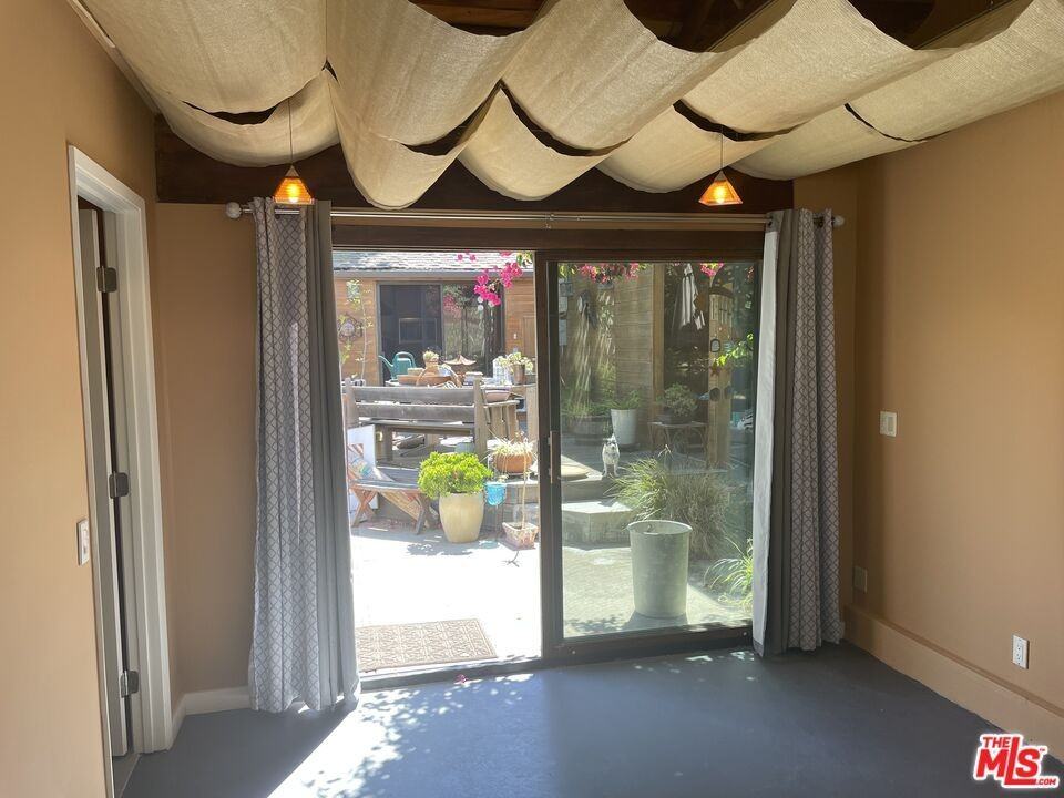 3322 Colbert Ave - Photo 3 of 9