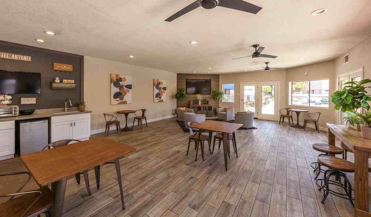 8650 W Peoria Ave - Photo 6 of 16