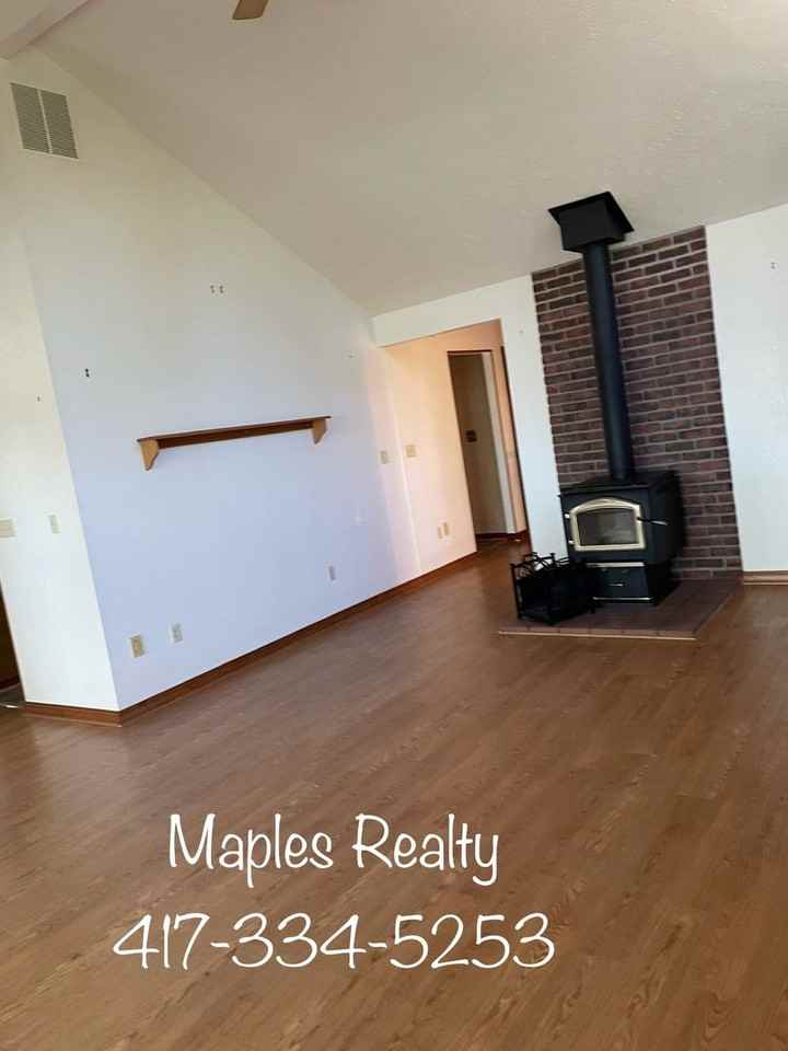 400 Crestview Dr - Photo 4 of 33