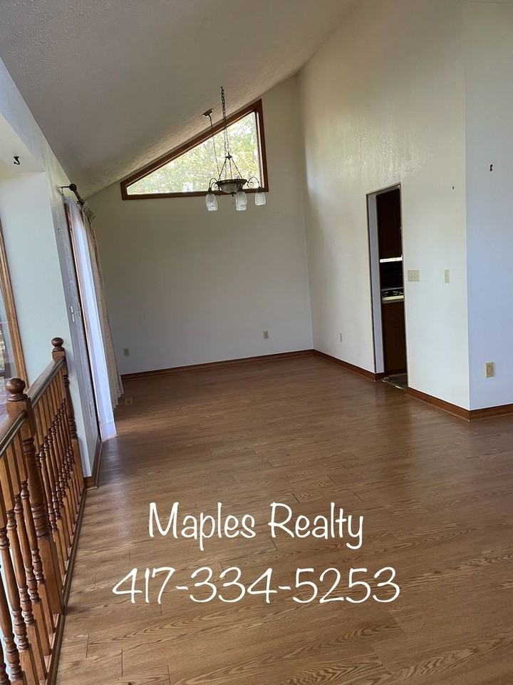 400 Crestview Dr - Photo 5 of 33