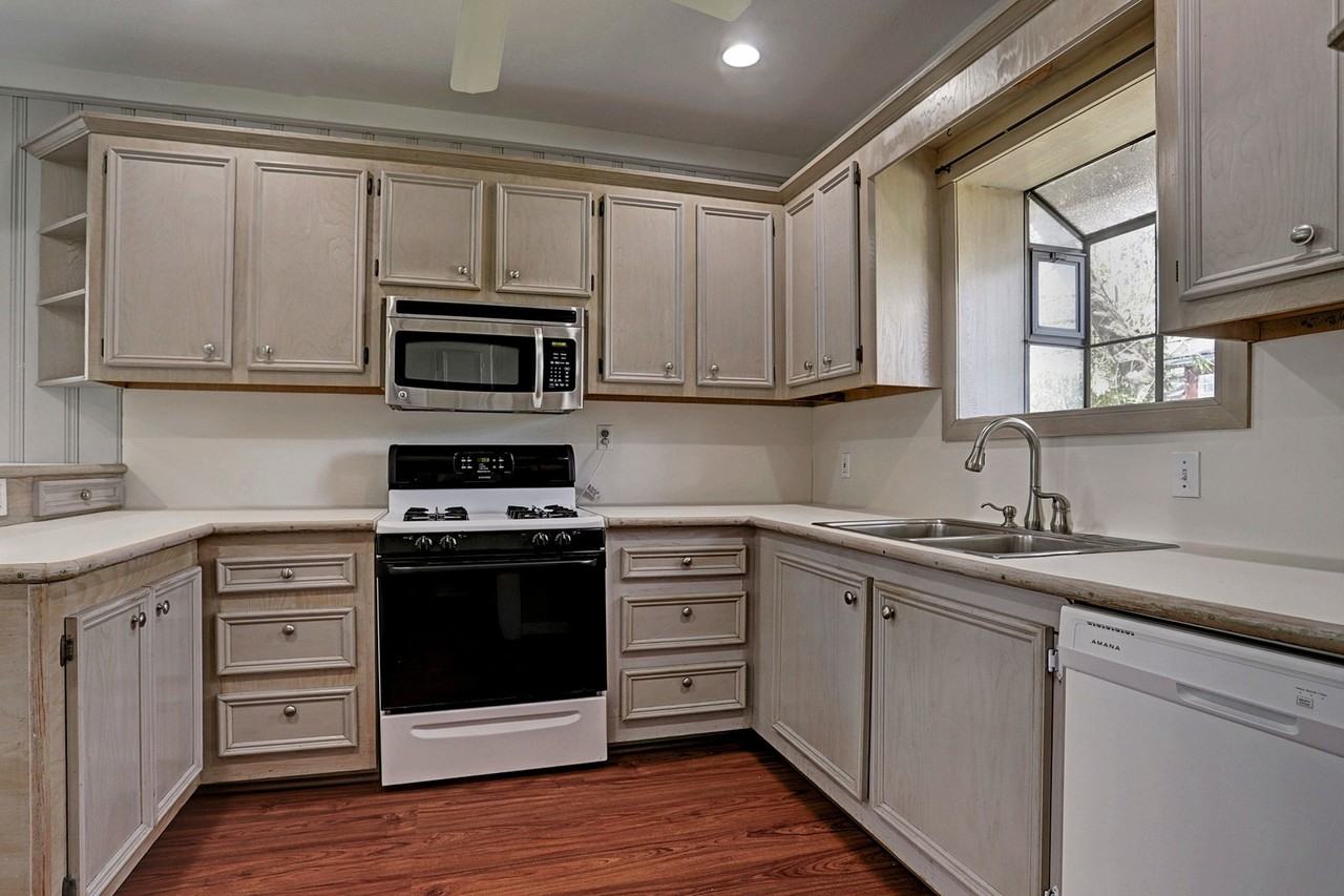 1916 W Mckinney St - Photo 4 of 10