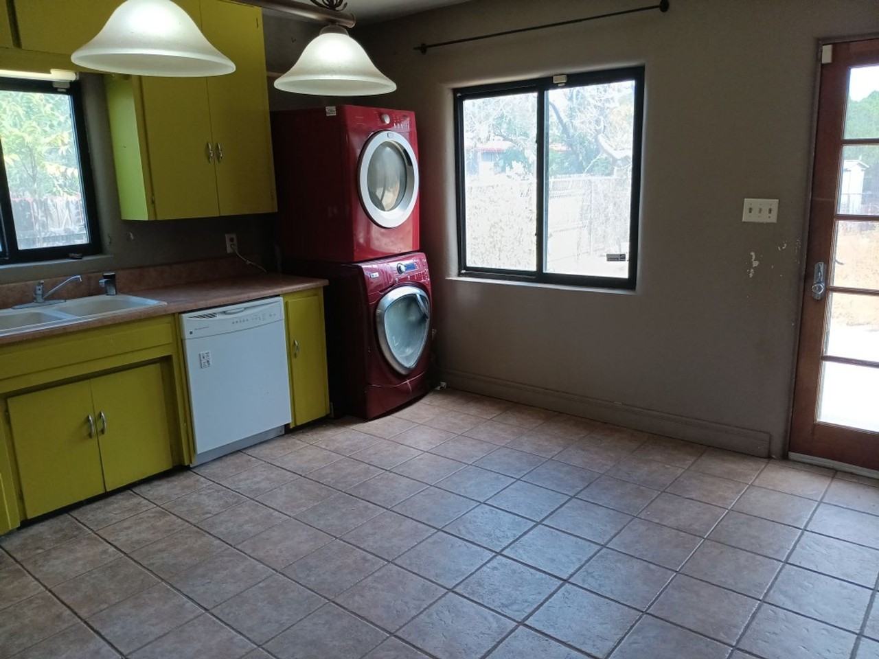 422 Carlisle Blvd Ne - Photo 4 of 9