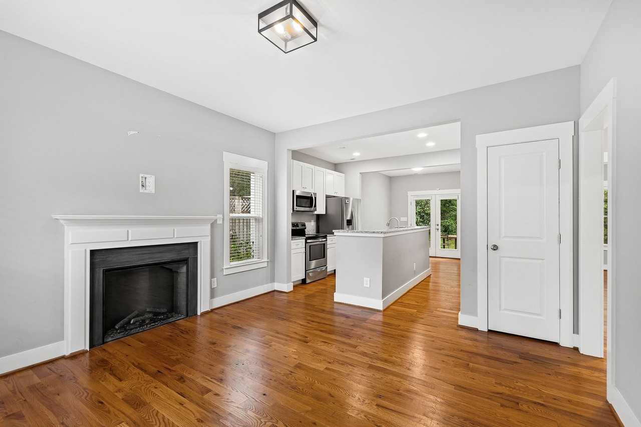 2704 Lexington St - Photo 2 of 33