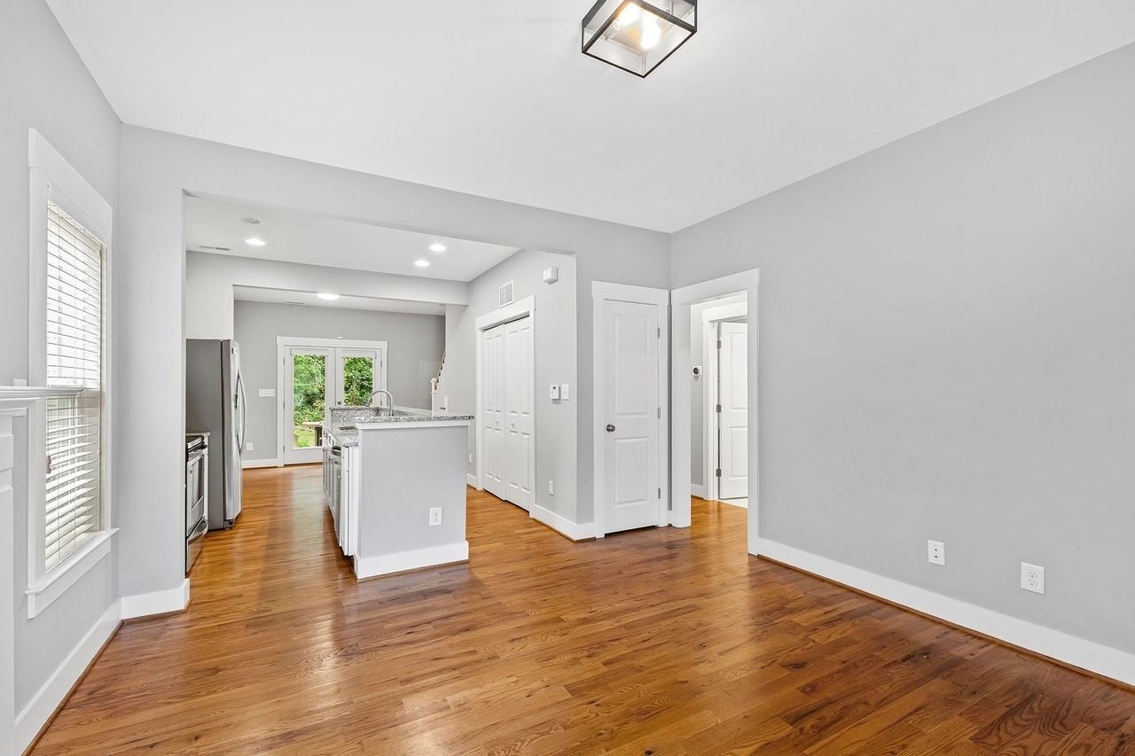 2704 Lexington St - Photo 3 of 33