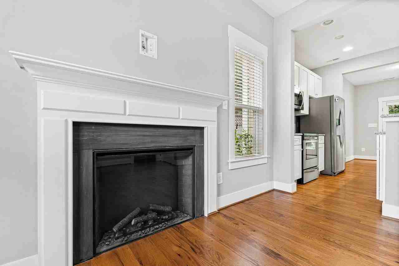 2704 Lexington St - Photo 4 of 33