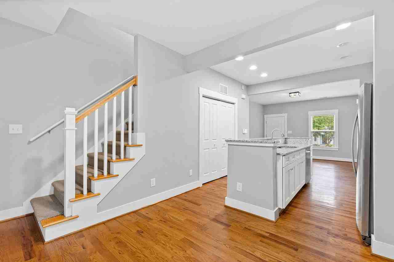 2704 Lexington St - Photo 6 of 33