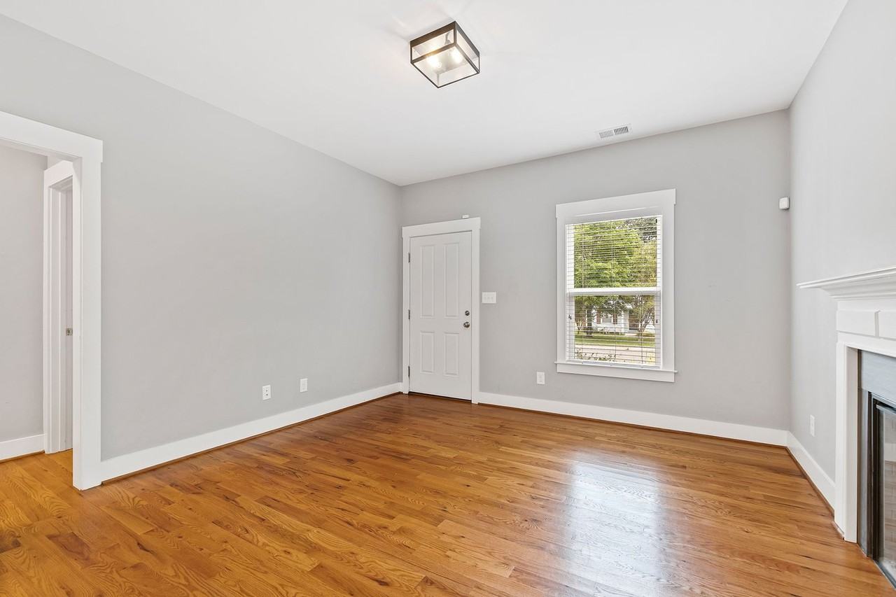 2704 Lexington St - Photo 7 of 33