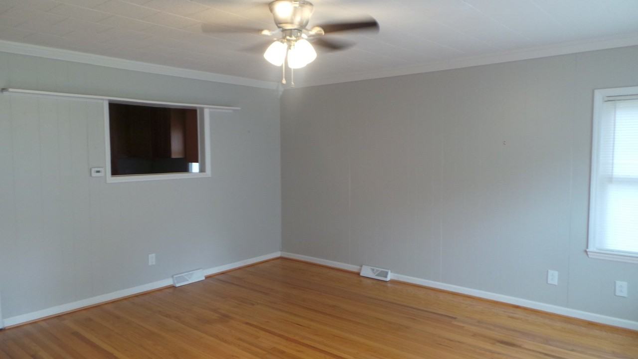 204 Sunset Dr - Photo 2 of 9
