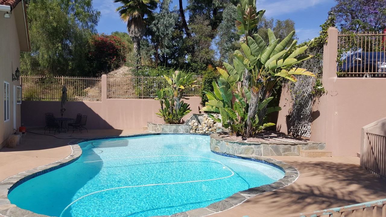 2421 Royal Crest Dr - Photo 2 of 20