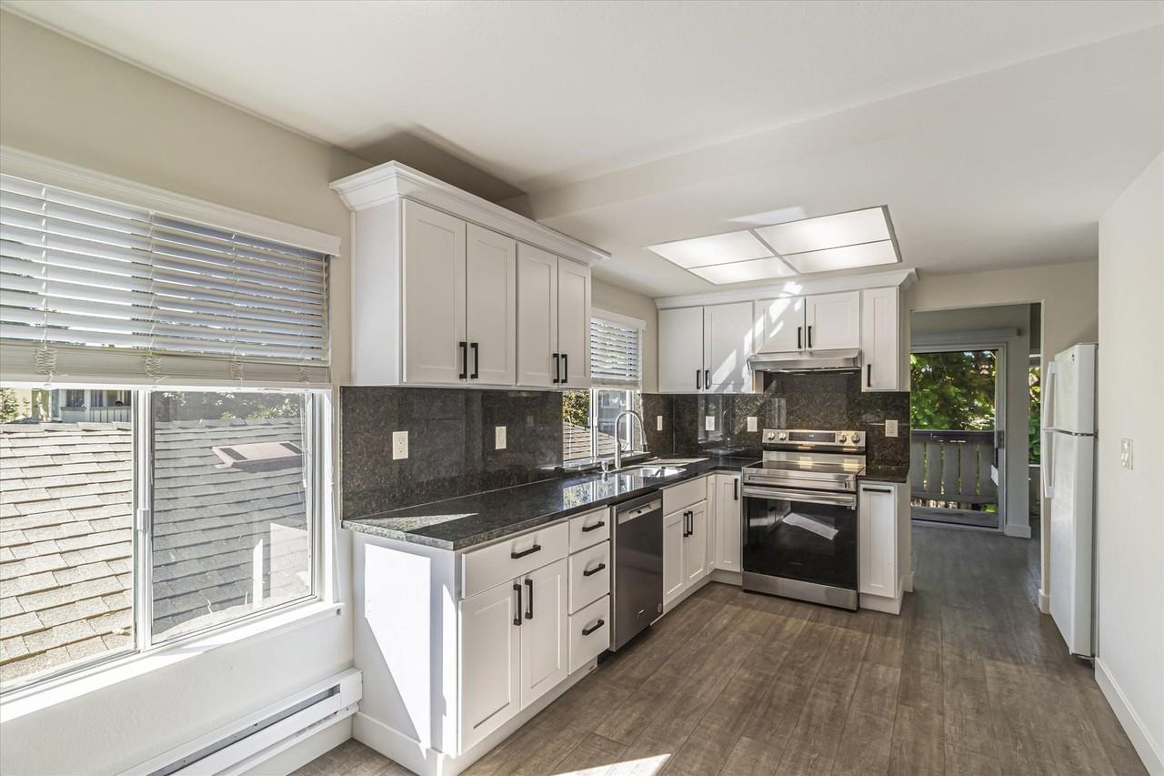 1028 Delna Manor Ln - Photo 2 of 13