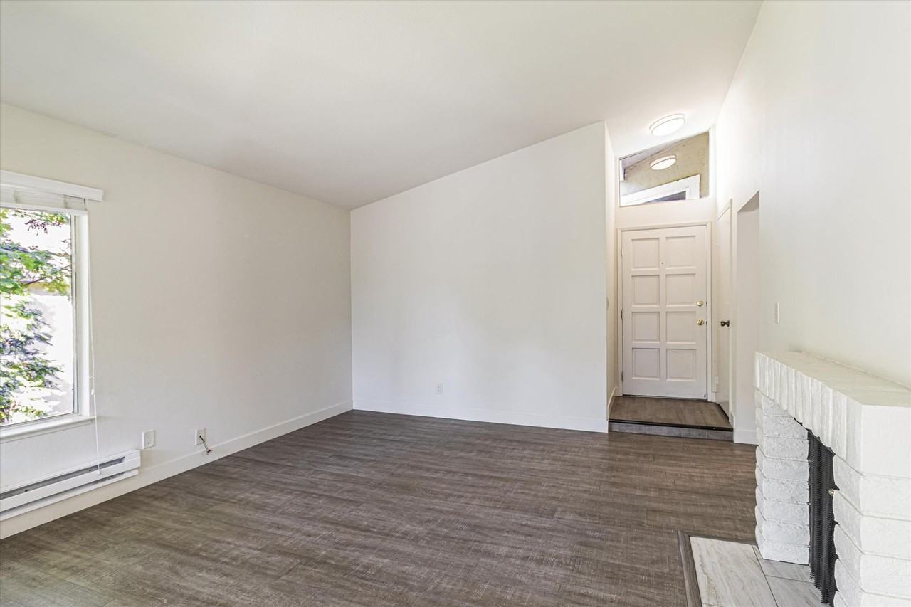 1028 Delna Manor Ln - Photo 3 of 13