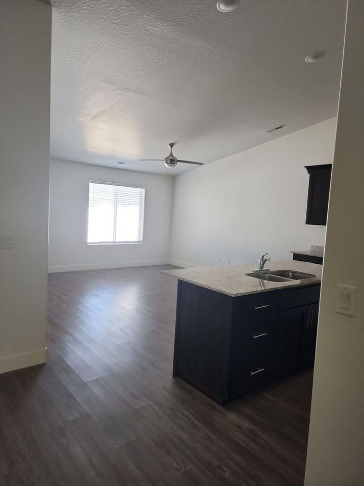 496 W 2350 N - Photo 5 of 15