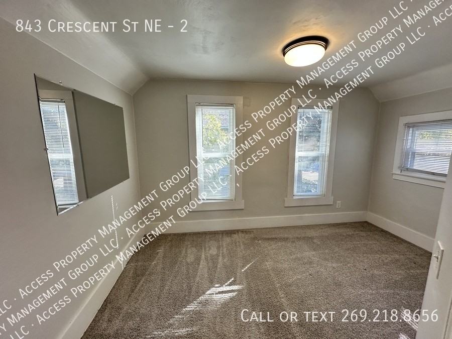 843 Crescent St Ne #2 - Photo 3 of 20
