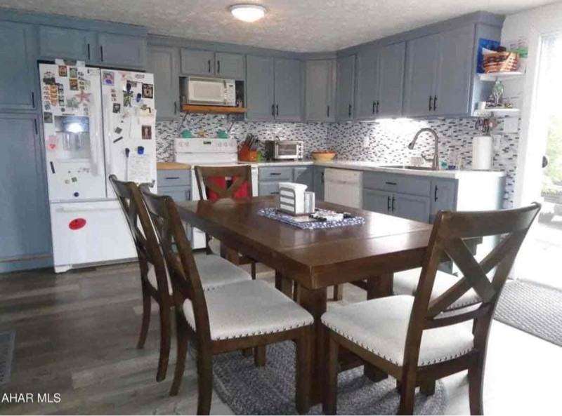 237 Piedmont Dr - Photo 2 of 8