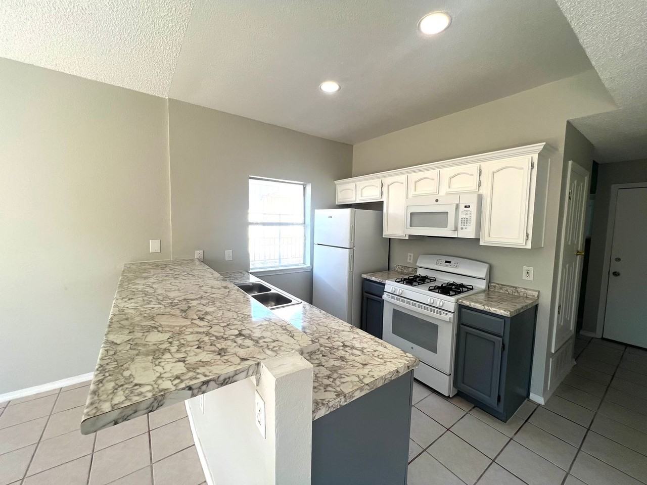 11013 Thatcher Pond Ln - Photo 6 of 27