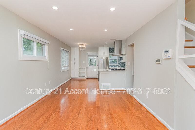 2243 Roanoke Dr - Photo 2 of 33