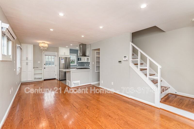 2243 Roanoke Dr - Photo 3 of 33