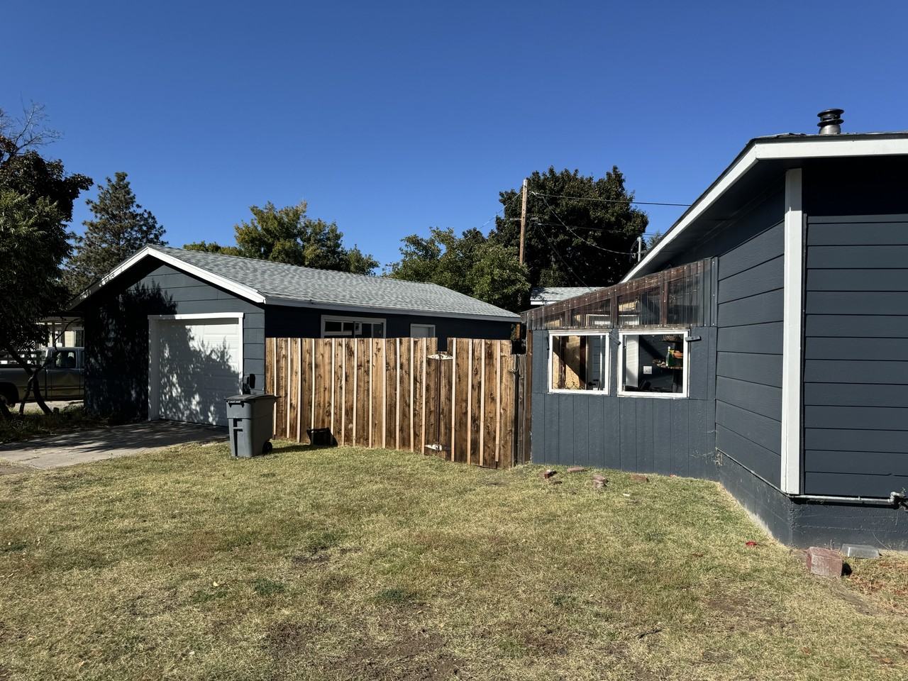 1002 Hillside Dr - Photo 2 of 14