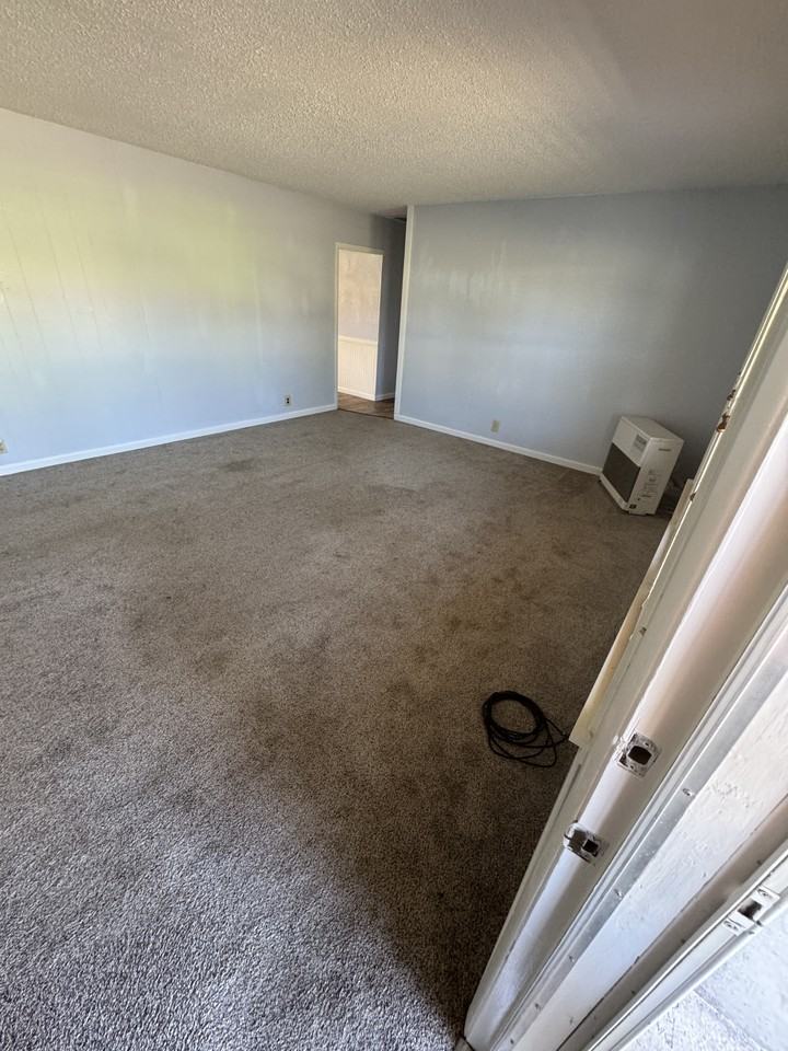 1002 Hillside Dr - Photo 3 of 14