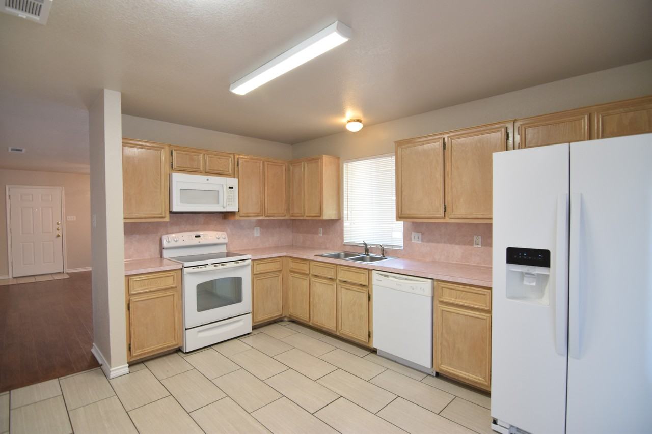 2303 Wales Cir - Photo 3 of 16