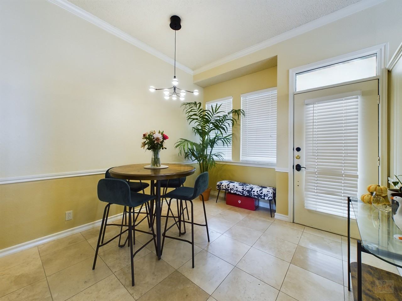 914 W 26th St - Photo 2 of 31