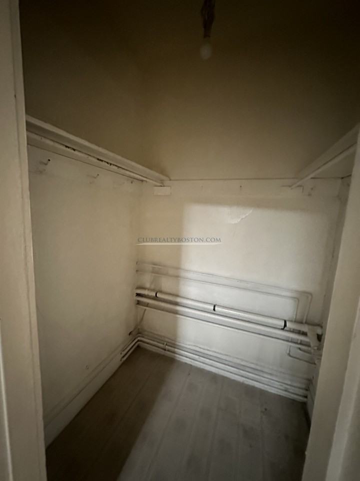 36 Bartlett Cres #1 - Photo 7 of 21