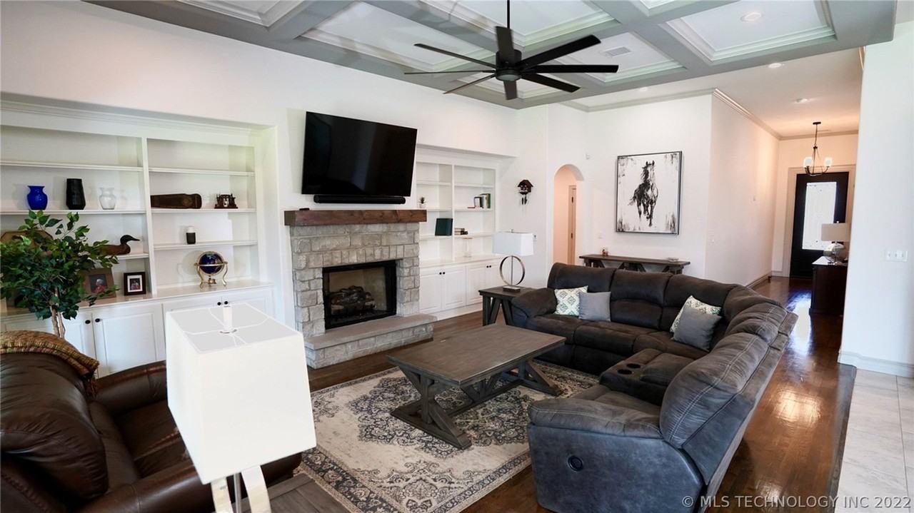 12912 S 6th St - Photo 2 of 21