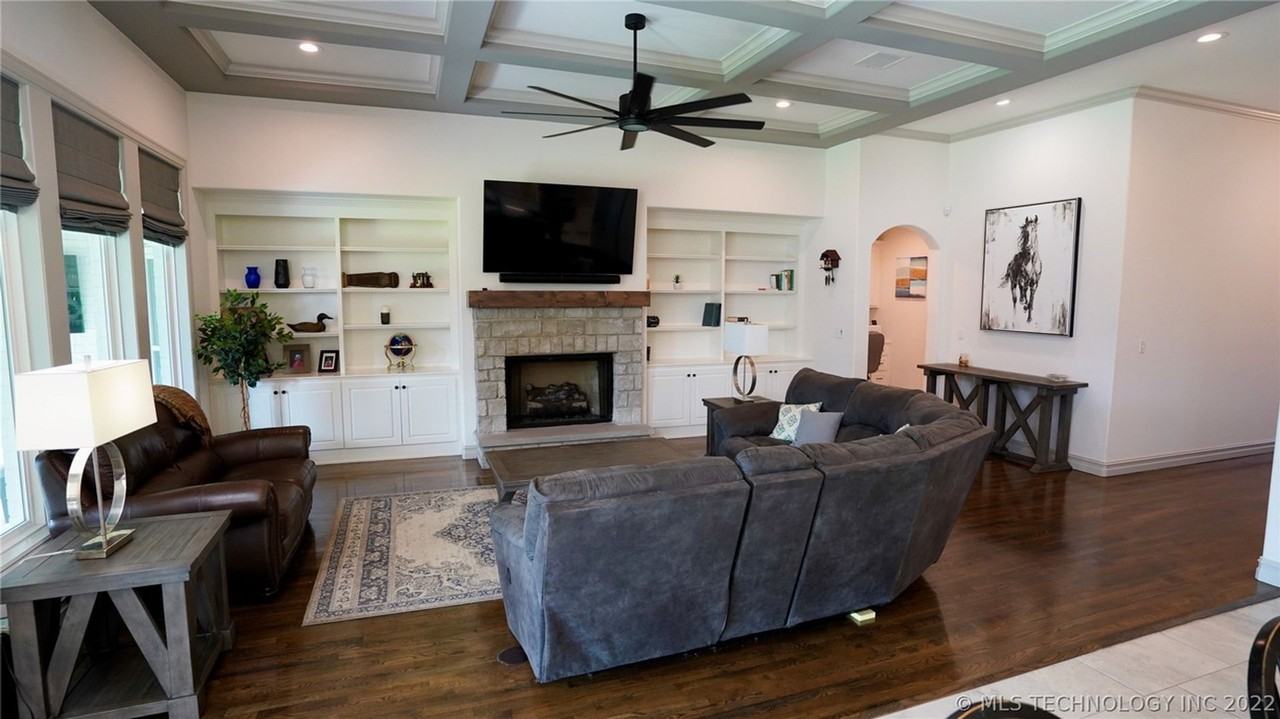 12912 S 6th St - Photo 3 of 21