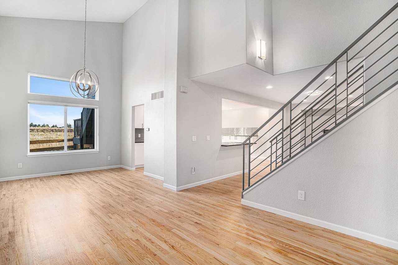 2035 Ashwood Pl - Photo 3 of 21