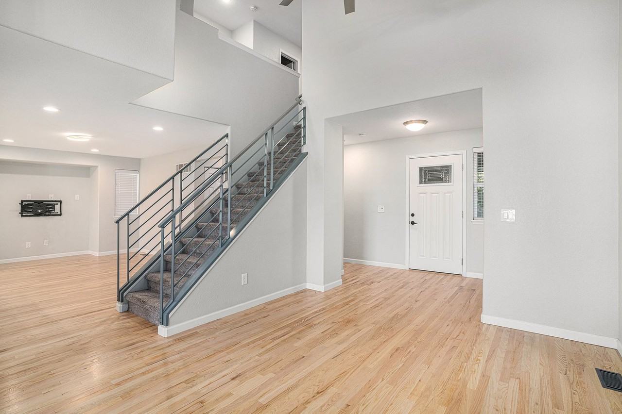 2035 Ashwood Pl - Photo 4 of 21