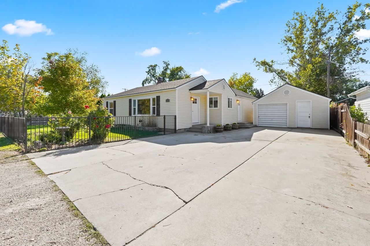 109 E Woodvine St - Photo 3 of 18