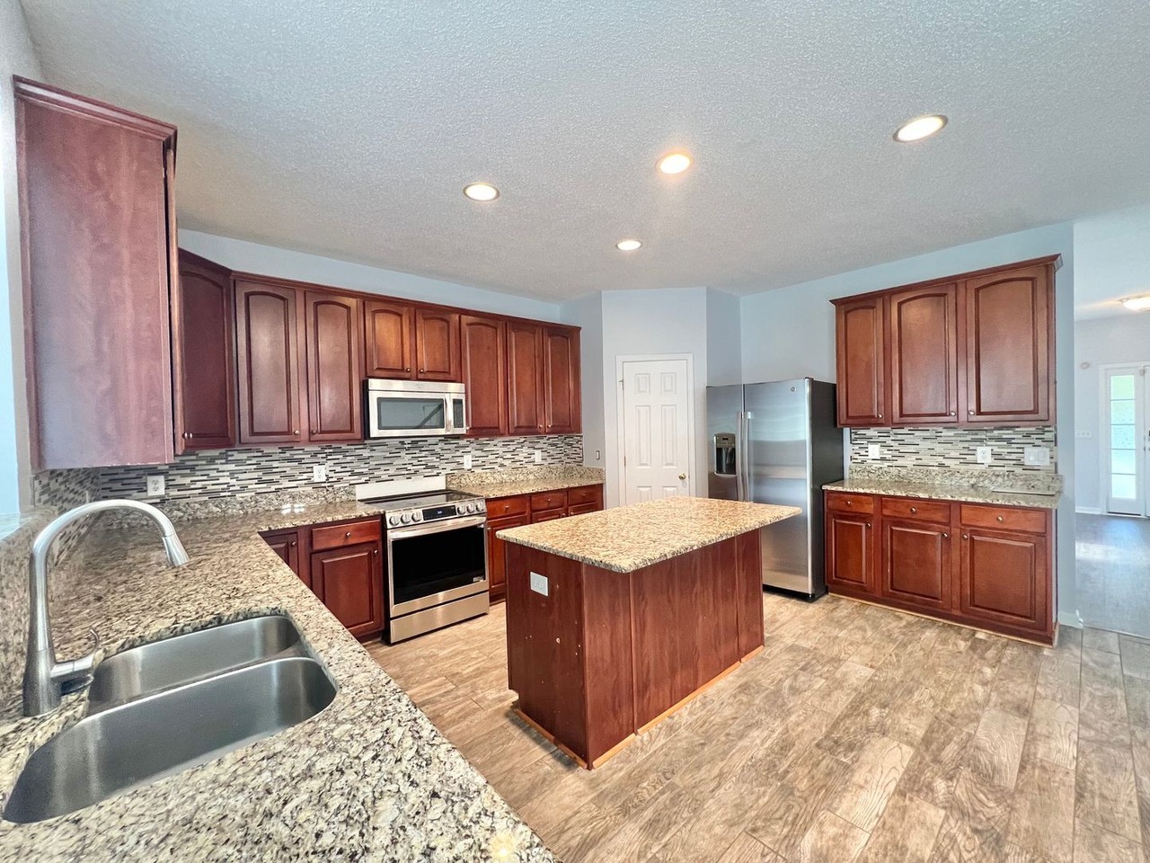 925 Fulworth Ave - Photo 6 of 30