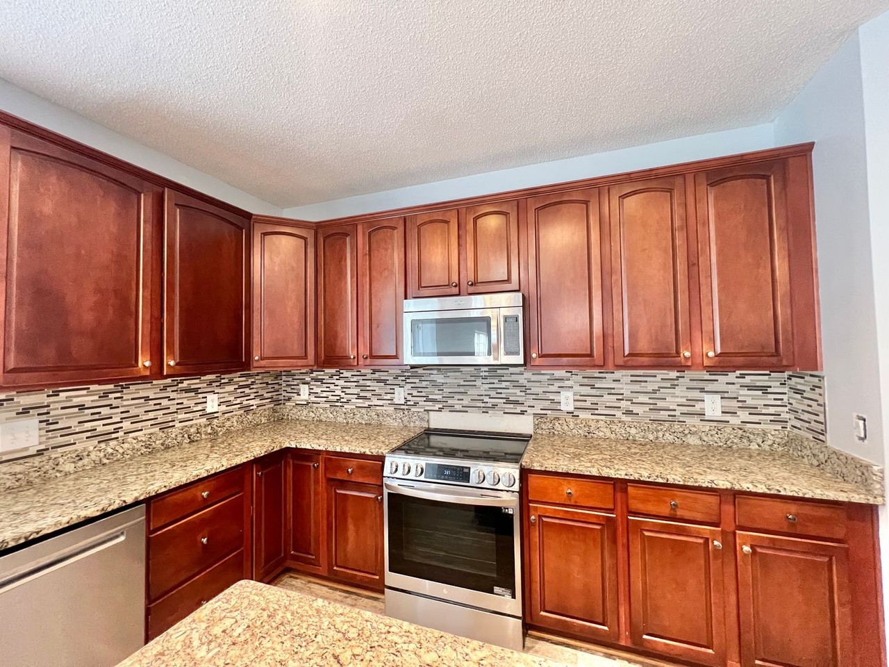 925 Fulworth Ave - Photo 7 of 30