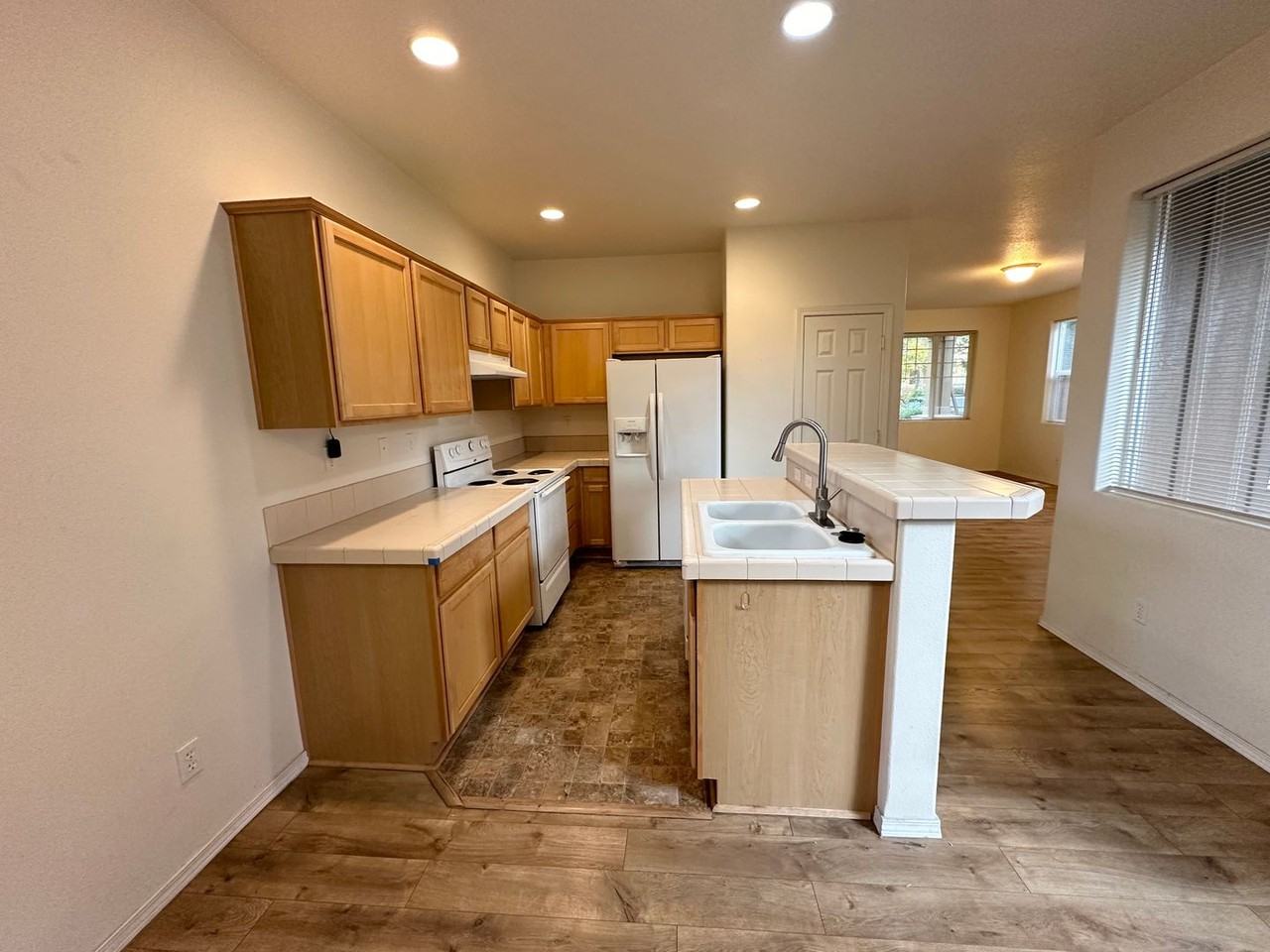4652 Se Lone Oak St - Photo 4 of 26