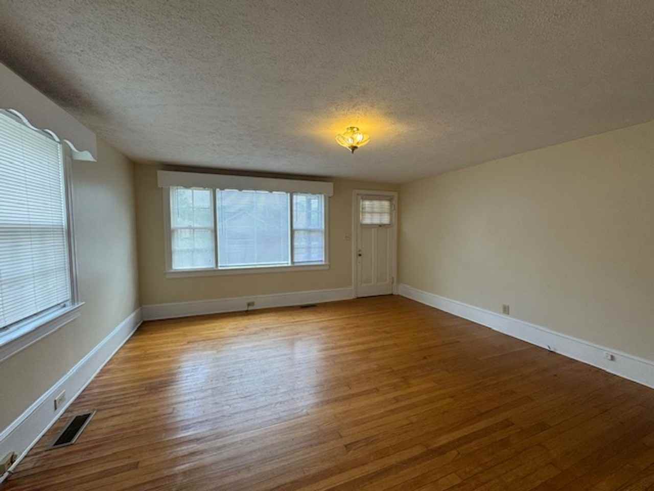 2038 Jackson St - Photo 4 of 16