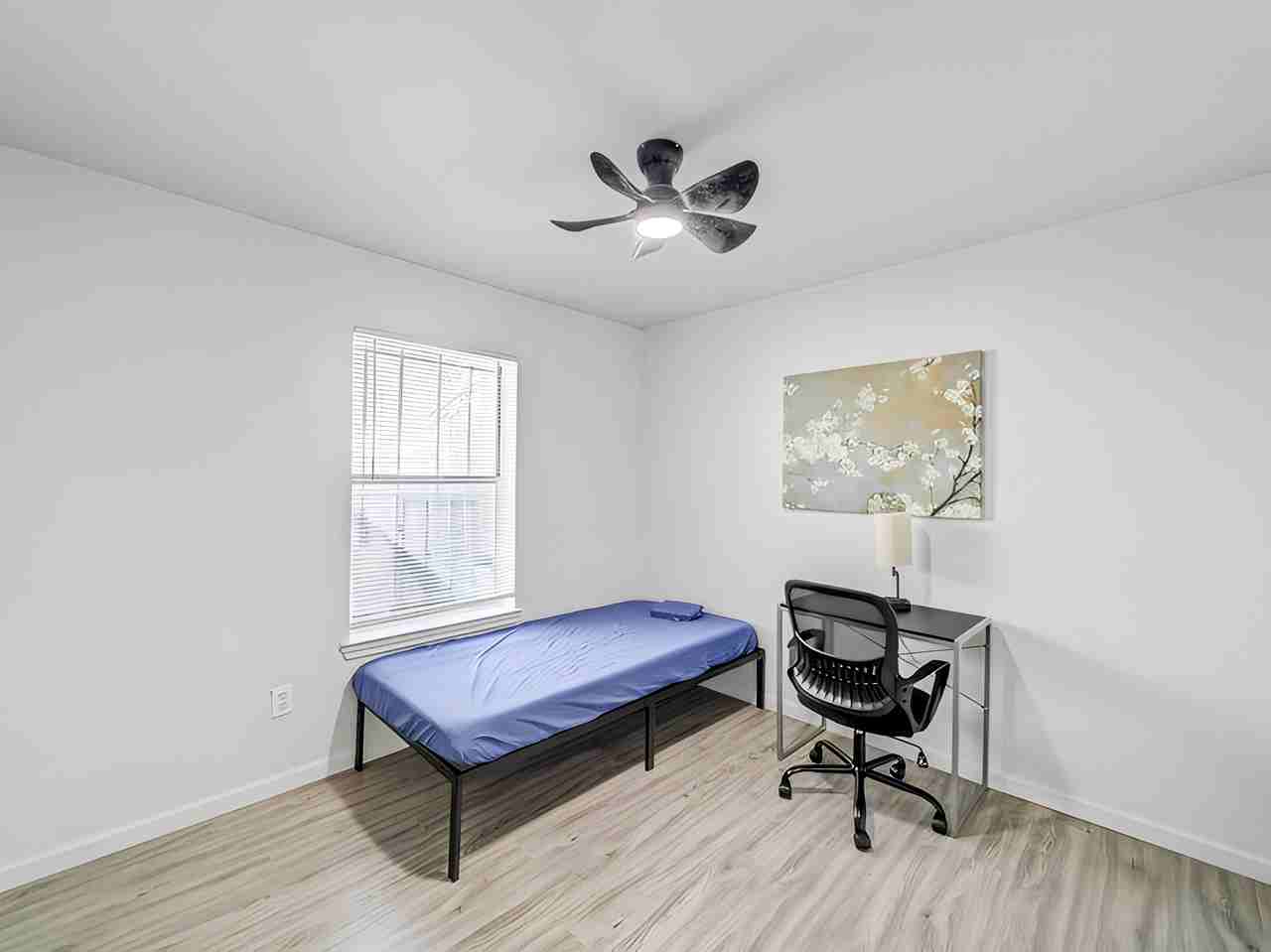 Sylvia St - Photo 4 of 4