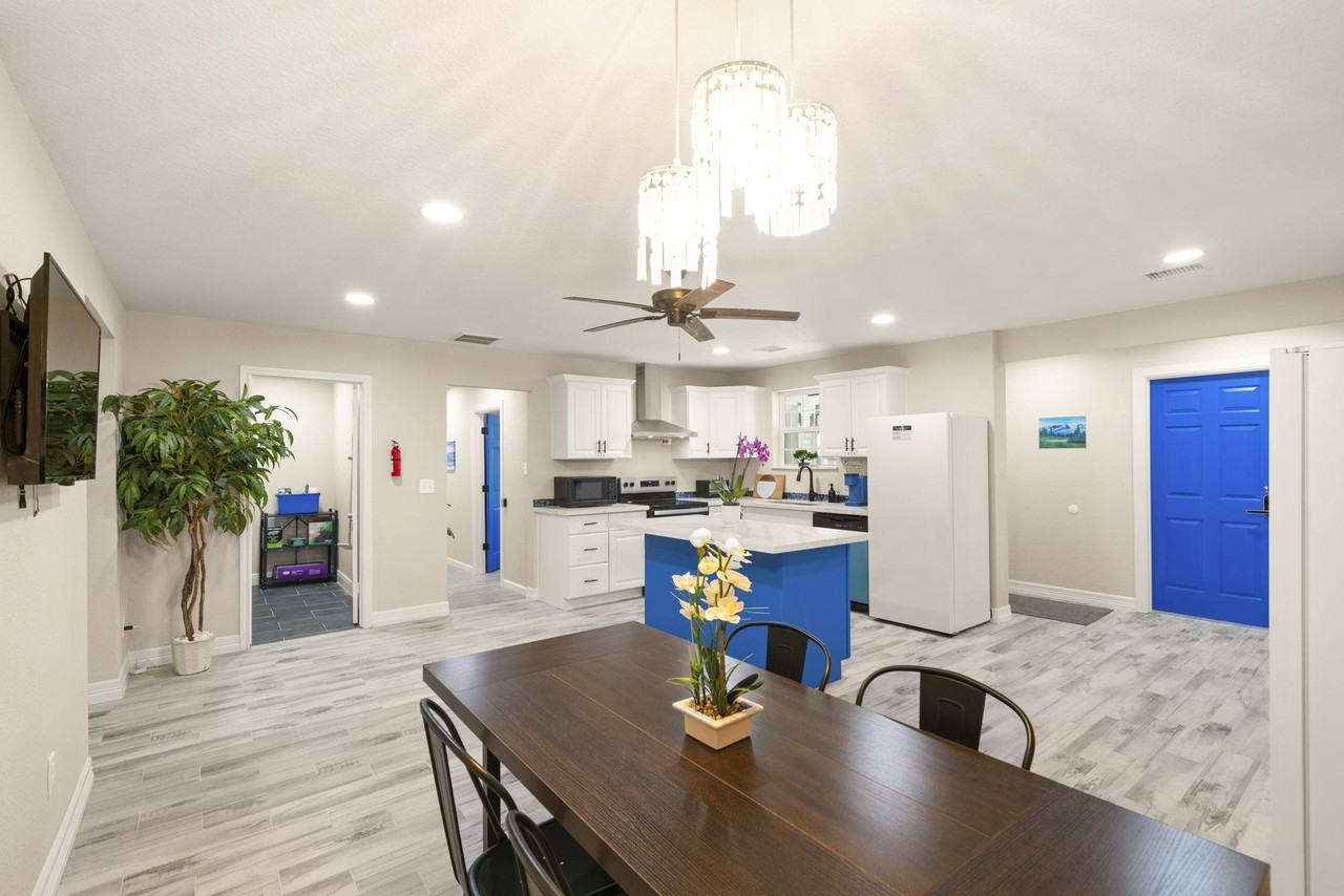 Diplomat Way - Photo 4 of 10