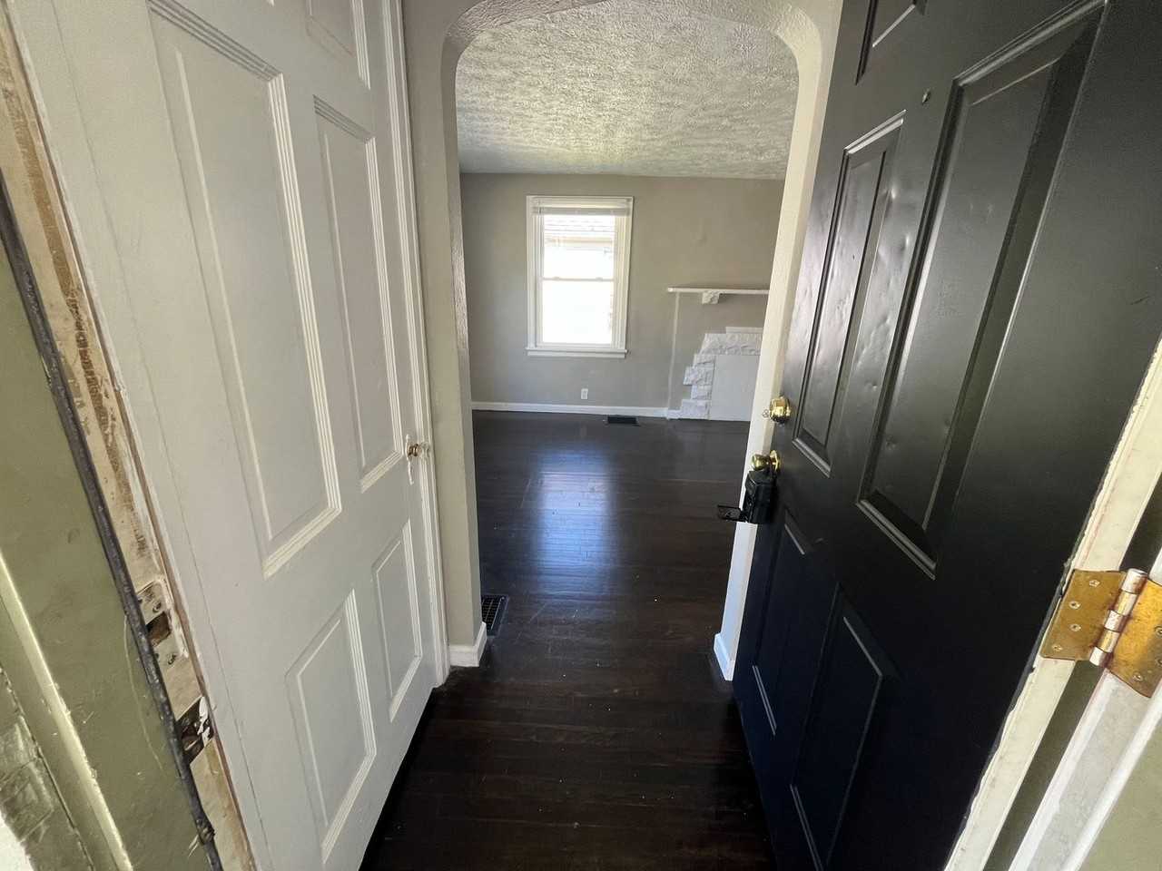 144 Niagara Ave - Photo 3 of 17