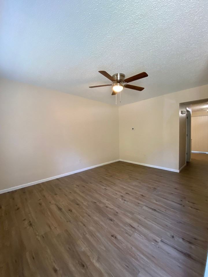 2 Bedroom Townhouse in Arnold - Photo 2 of 7