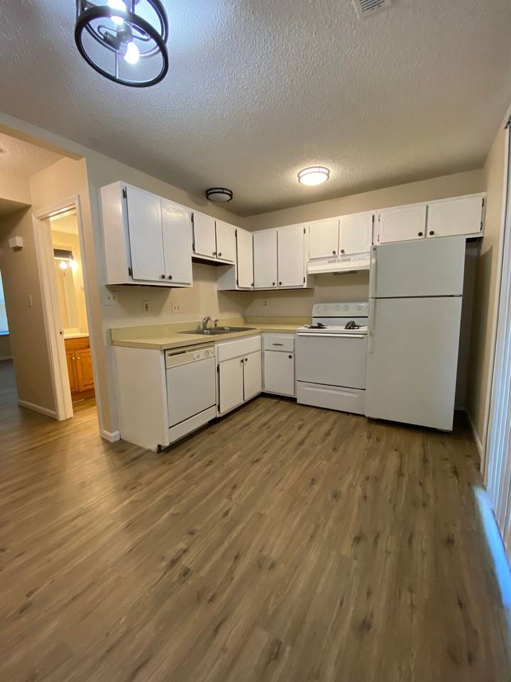 2 Bedroom Townhouse in Arnold - Photo 3 of 7